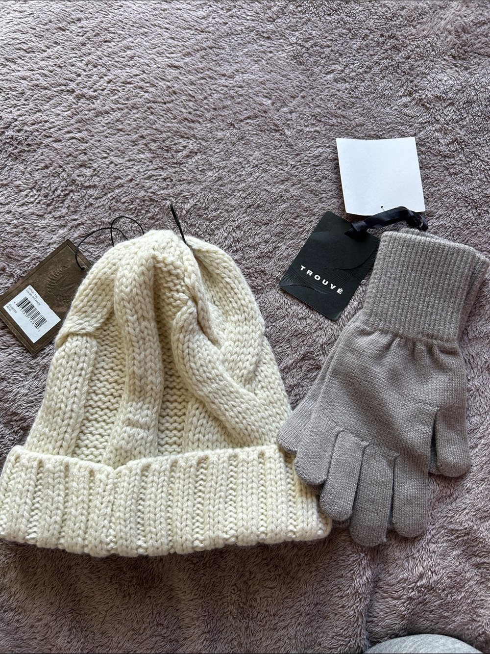 Trouve Women's Taupe Knit Gloves with Cream Cable-Knit Beanie Set